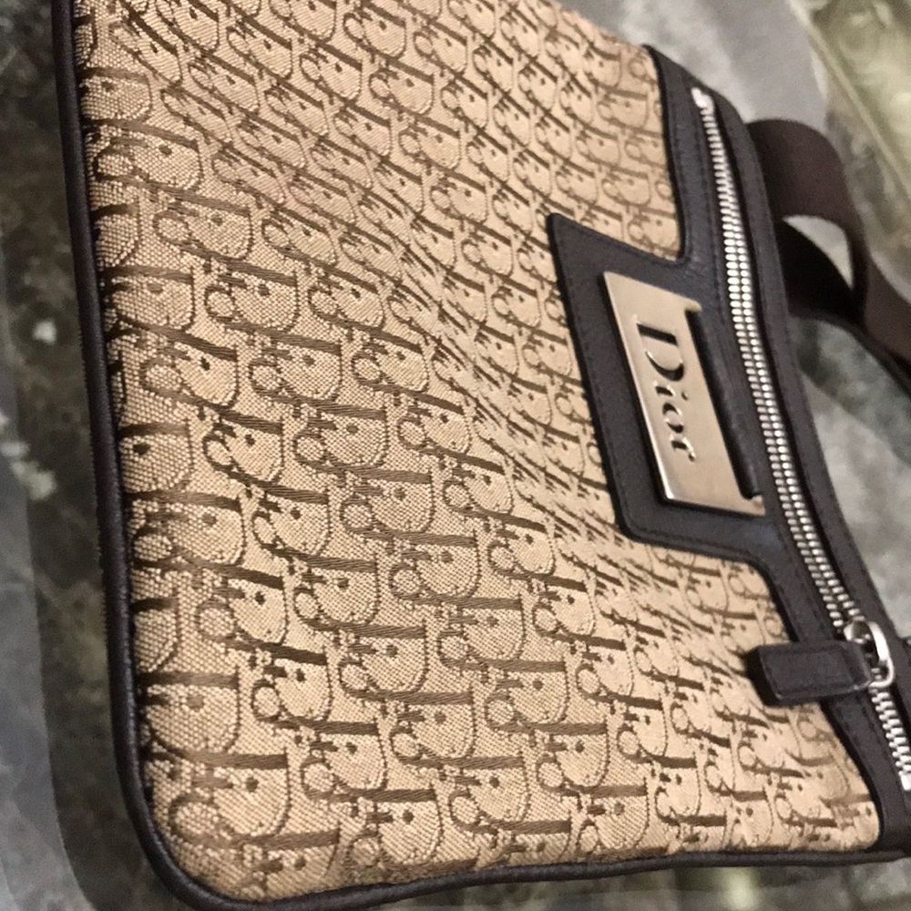 USED BUT LOOKS NEW‼️🤤 DIOR CROSSBODY BAG🤩‼️👜 - Picture 2 of 4